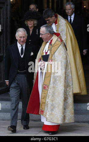 Il Principe del Galles parla con il Decano di Westminster il reverendo John Hall mentre lasciano un Servizio di Ringraziamento per la vita e il lavoro di Lady Soames all'Abbazia di Westminster, Londra. Foto Stock