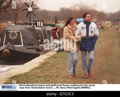 Heinz-Harald Frentzen e la fidanzata Tanya camminando vicino al canale La loro casa Oxfordshire Foto Stock