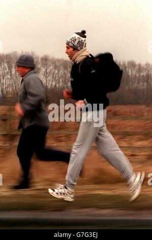 Heinz-Harald Frentzen a casa. Heinz-Harald Frentzen e istruttore di fitness personale fuori correre in Oxfordshire Foto Stock