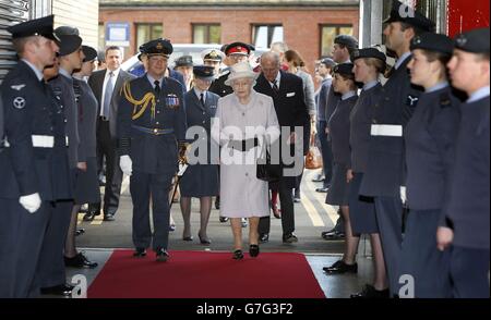 La regina Elisabetta II con il capitano del gruppo Mark Chappell ADC RAF Station Commander RAF Lossiemouth mentre arriva per la sua visita a RAF Lossiemouth in Scozia, in occasione del suo sessantasettesimo anniversario di matrimonio. Foto Stock