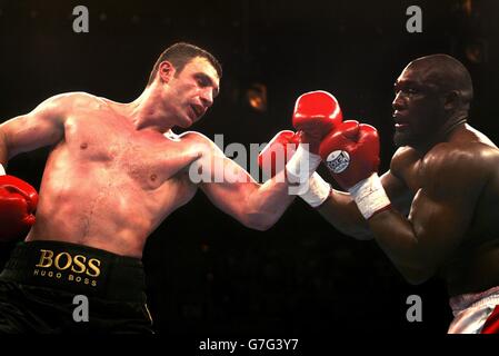 La britannica Danny Williams (a destra) evade un taglio superiore da vitali Klitschko Ucraina durante la lotta WBC Heavyweight titolo a Las Vegas. Klitschko ha mantenuto il titolo dopo un ottavo giro di sosta. Foto Stock