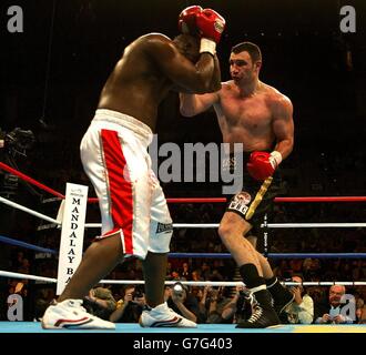 Danny Williams (a sinistra) in Gran Bretagna in azione contro vitali Klitschko in Ucraina durante la lotta per il titolo di WBC Heavyweight a Las Vegas. Klitschko ha mantenuto il titolo dopo un ottavo giro di sosta. Foto Stock