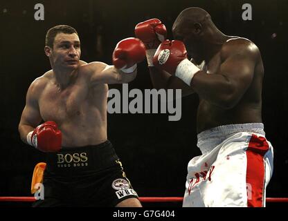 Danny Williams contro vitali Klitschko. Il britannico Danny Williams (a destra) blocca un pugno dai vitali Klitschko ucraini durante la lotta per il titolo di WBC Heavyweight a Las Vegas. Foto Stock