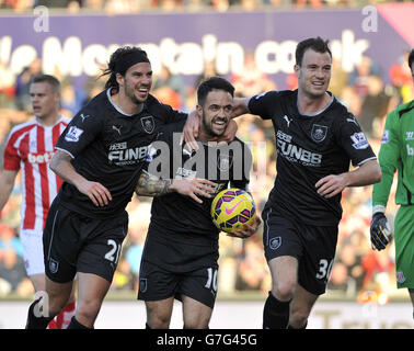 Danny Ings (Center) di Burnley festeggia con i compagni di squadra George Boyd (Left) e Ashley Barnes dopo aver ottenuto il secondo obiettivo del gioco per il suo fianco. Foto Stock