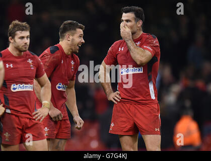 Rugby Union - dove Men Series 2014 - Galles / Nuova Zelanda- Millennium Stadium. Wales Scrum Mezza Rhys Webb e Mike Phillips condividono una battuta durante la partita Foto Stock