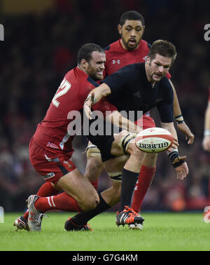 Jamie Roberts (a sinistra) del Galles affronta Richie McCaw (a destra) della Nuova Zelanda durante la partita della serie dove Men al Millennium Stadium di Cardiff. PREMERE ASSOCIAZIONE foto. Data immagine: Sabato 22 novembre 2014. Vedi la storia della PA RUGBYU Wales. Il credito fotografico dovrebbe essere Joe Giddens/PA Wire. RESTRIZIONI: L'uso è soggetto a limitazioni. . Strettamente nessun uso commerciale. Nessun utilizzo nei libri senza previa autorizzazione scritta da parte di WRU. Per ulteriori informazioni, chiamare il numero +44 (0)1158 447447. Foto Stock