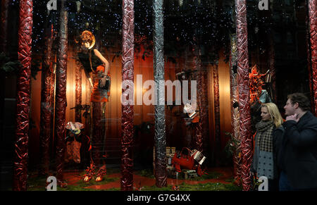 Una sezione della vetrina natalizia è presente nei grandi magazzini Harvey Nichols di Knightsbridge, nel centro di Londra. Foto Stock