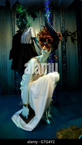 Una sezione della vetrina natalizia è presente nei grandi magazzini Harvey Nichols di Knightsbridge, nel centro di Londra. Foto Stock