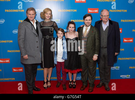 (Da sinistra a destra) Hugh Bonneville, Nicole Kidman, Samuel Joslin, Madeleine Harris, Paul King e Jim Broadbent partecipano alla prima mondiale di Paddington all'Odeon, Leicester Square nel centro di Londra. Foto Stock