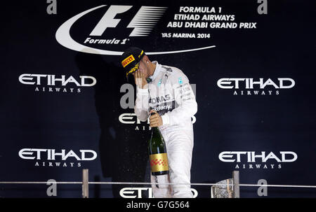 Mercedes Lewis Hamilton festeggia il suo ruolo di campione del mondo dopo la vittoria nel Gran Premio di Abu Dhabi 2014 allo Yas Marina Circuit di Abu Dhabi, Emirati Arabi Uniti. Foto Stock