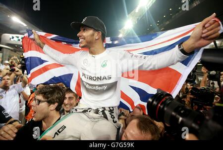 Mercedes Lewis Hamilton festeggia il suo ruolo di campione del mondo dopo la vittoria nel Gran Premio di Abu Dhabi 2014 allo Yas Marina Circuit di Abu Dhabi, Emirati Arabi Uniti. Foto Stock