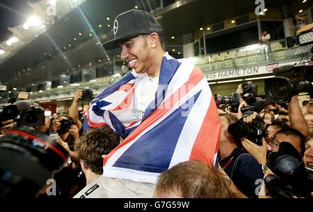 Mercedes Lewis Hamilton festeggia il suo ruolo di campione del mondo dopo la vittoria nel Gran Premio di Abu Dhabi 2014 allo Yas Marina Circuit di Abu Dhabi, Emirati Arabi Uniti. Foto Stock