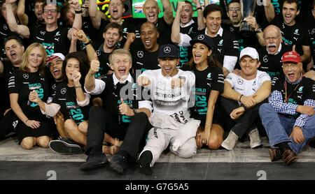 Mercedes Lewis Hamilton festeggia il suo ruolo di campione del mondo dopo la vittoria nel Gran Premio di Abu Dhabi 2014 allo Yas Marina Circuit di Abu Dhabi, Emirati Arabi Uniti. Foto Stock