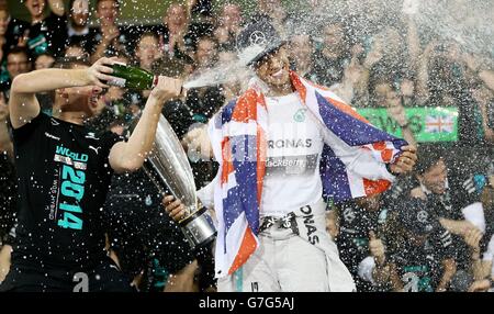 Mercedes Lewis Hamilton festeggia il suo ruolo di campione del mondo dopo la vittoria nel Gran Premio di Abu Dhabi 2014 allo Yas Marina Circuit di Abu Dhabi, Emirati Arabi Uniti. Foto Stock