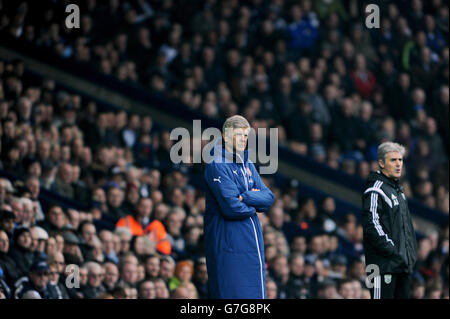 Calcio - Barclays Premier League - West Bromwich Albion / Arsenal - The Hawthorns. West Bromwich Albion manager Alan Irvine e Arsene Wenger di Arsenal guardare sopra. Foto Stock