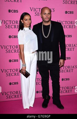 Melanie Brown e il marito Stephen Belaconte in arrivo per il Victorias Secret Fashion Show 2014 tenuto a Earls Court, Londra Inghilterra. Foto Stock