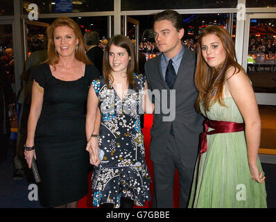 All'attore Leonardo DiCaprio si uniscono Sarah Ferguson, la Duchessa di York e le sue figlie, Principesse, Beatrice (a destra) e Eugenie. Foto Stock