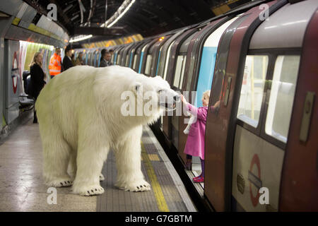 Un orso polare animatronico è accolto dal Trixie Day di 3 anni da Londra, durante una visita alla metropolitana di Londra per celebrare il lancio di Fortitude, il nuovo dramma di Sky Atlantic con Stanley Tucci, Michael Gambon e Christopher Ecclestone, che viene presentato giovedì 29 gennaio alle 21. Foto Stock