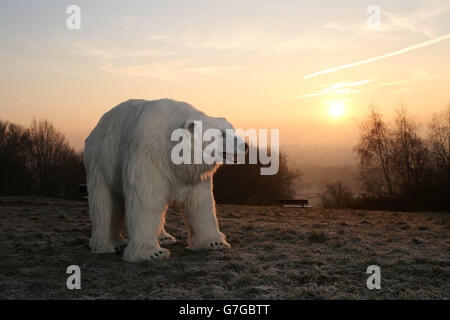 Un orso polare animatronico ruggì Hampstead Heath nel nord-ovest di Londra per segnare il lancio di Fortitude, il nuovo dramma di Sky Atlantic con Stanley Tucci, Michael Gambon e Christopher Ecclestone, che si presenta giovedì 29 gennaio alle 21:00. Foto Stock