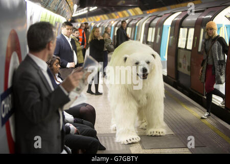 Un orso polare animatronico visita la metropolitana di Londra per celebrare il lancio di Fortitude, il nuovo dramma di Sky Atlantic con Stanley Tucci, Michael Gambon e Christopher Ecclestone, che viene presentato in anteprima giovedì 29 gennaio alle 21:00. Foto Stock