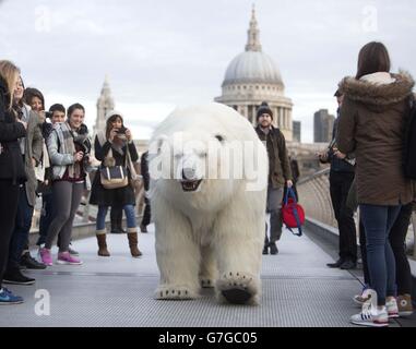 Un orso polare animatronico attraversa il Millennium Bridge di Londra per celebrare il lancio di Fortitude, il nuovo dramma di Sky Atlantic con Stanley Tucci, Michael Gambon e Christopher Ecclestone, che si presenta giovedì 29 gennaio alle 21:00. Foto Stock