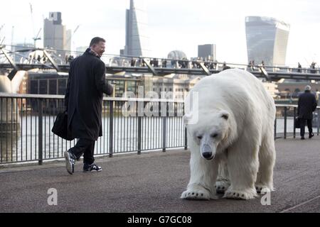 Un orso polare animatronico attraversa il Millennium Bridge di Londra per celebrare il lancio di Fortitude, il nuovo dramma di Sky Atlantic con Stanley Tucci, Michael Gambon e Christopher Ecclestone, che si presenta giovedì 29 gennaio alle 21:00. Foto Stock