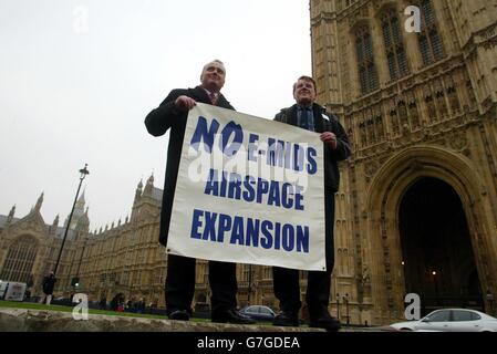 Steve Charlish (a sinistra) Presidente dei villaggi del Leicestershire Orientale contro lo spazio aereo e Graham Stocks, Presidente della campagna del Leicestershire per proteggere l'Inghilterra rurale protesta circa lo spazio aereo controllato da Quorn, Loughborough, fuori della Camera dei Comuni. Foto Stock