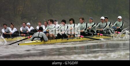 Cambridge Trial Eight Boat 'Whakamanawa' con il suo equipaggio (da destra a sinistra) Bow: Ed Sherwood (Jesus College), Colin Scott (Trinity Hall), Jonathan Goulet (Christ's), Volker Utesch (St Edmunds), Sebastian Schulte, (Gonville & Caius), Steffen Buschbacher (St Catharaine's), Luke Walds (St Edmunx), St Edicker Hall), St Edmunke Hungs (St. Ross Glenn (Darwin), durante la loro corsa contro l'equipaggio di Kaha (all'estrema sinistra), mentre si avvicinano al ponte Hammersmith a Londra. L'equipaggio di Whakamanawa (Maori for Honor) ha vinto contro l'equipaggio di Kaha (Maori for Strength), per passare attraverso come rappresentanti di Cambridge Foto Stock