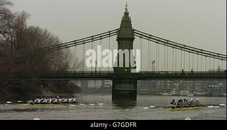 Cambridge Trial otto barche 'Whakamanawa' (a destra) e 'Kaha' (a sinistra) corrono verso Hammersmith Bridge a Londra. L'equipaggio di Whakamanawa (Maori for Honor) ha vinto contro l'equipaggio di Kaha (Maori for Strength), per passare come rappresentanti di Cambridge per affrontare gli otto Oxford. Foto Stock