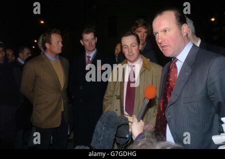 Il solicitor Matthew Knight (a destra) parla ai media come Robert Thame (5° a sinistra), Luke Tomlinson (2° a destra) e John Holiday (3° a destra) guardano vicino alla stazione di polizia di Cross a Londra. I cinque uomini, insieme ad altri tre, sono stati accusati di reati di ordine pubblico per aver protestato nella Camera dei Commoni durante un dibattito sulla legge di Huntin in settembre. Il 21 dicembre sono stati inviati alla Corte dei Magistrati di Bow Street. Foto Stock