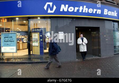 Una filiale della Northern Bank a Belfast, il giorno in cui la Danske Bank danese ha accettato di acquistare due grandi banche irlandesi in un accordo del valore di quasi 1.4 miliardi di euro (967 milioni). L'acquisto da parte di Danske Bank della National Irish Bank di Dublino e della Northern Bank di Belfast è la prima importante acquisizione europea. La National Irish ha 59 filiali e il 3% del mercato nella Repubblica d'Irlanda, mentre la Northern Bank ha 95 filiali e il 30% del mercato nell'Irlanda del Nord. Foto Stock