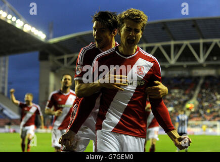 Patrick Bamford di Middlesbrough festeggia con George Friend (a sinistra) dopo aver segnato il primo gol del suo lato durante la partita del campionato Sky Bet al DW Stadium di Wigan. Foto Stock