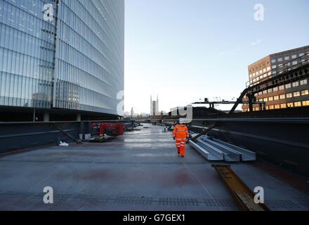 Il nuovo viadotto occidentale che porterà i servizi per la stazione di Charing Cross che è stato installato alla stazione ferroviaria di London Bridge, Southwark, Londra come la stazione più antica della capitale subisce la ricostruzione come parte del &libbra;6.5bn Thameslink Program. Foto Stock