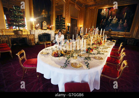 Hannah Belcher del team Royal Collection Trust Exhibitions applica il tocco finale al Grand Service commissionato da George IV, che fa parte della mostra natalizia nella Sala da pranzo dello Stato al Castello di Windsor nel Berkshire. Foto Stock