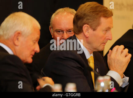 Il vice primo ministro dell'Irlanda del Nord Martin McGuinness parla al primo ministro Isle of Man Allan Bell (a sinistra) e all'irlandese Taoiseach Enda Kenny durante una conferenza stampa a seguito di una riunione del Consiglio irlandese britannico presso l'hotel Villa Marina di Douglas sull'isola di Man. Foto Stock