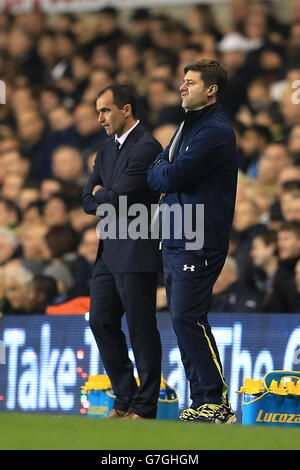 Il manager di Everton Roberto Martinez (a sinistra) e il manager di Tottenham Hotspur Mauricio Pochettino ai margini Foto Stock