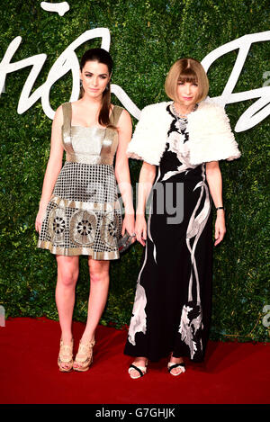 Bee Shaffer e Anna Wintour arrivano al British Fashion Awards, al London Coliseum, St Martin's Lane, Londra. Foto Stock