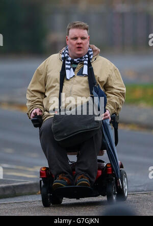 Richard Bowler arriva a Canterbury Crown Court a Kent dove si trova accusato insieme a David Connor (non illustrato) di massacro a seguito della morte P&o chef Alun Williams nell'agosto dello scorso anno. Foto Stock