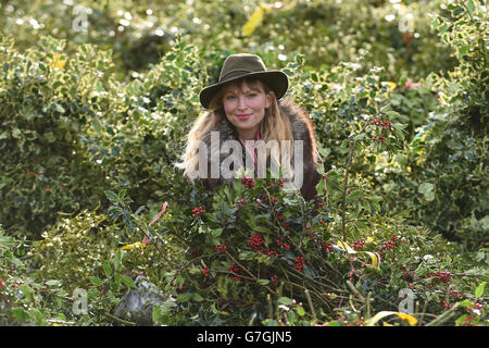 Ruth Tilly, 29 anni, tra gli agili durante l'asta Tenbury Mistletoe and Holly al Burford House Garden Store di Tenbury Wells, Worcestershire. Foto Stock