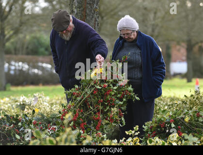 I potenziali acquirenti ispezionano le merci prima dell'asta Tenbury Mistletoe and Holly al Burford House Garden Store di Tenbury Wells, Worcestershire. Foto Stock