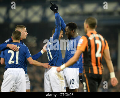 Romelu Lukaku di Everton (a destra) celebra dopo aver segnato il suo primo gol del gioco con il compagno di squadra Kevin Mirallas durante la partita della Barclays Premier League al Goodison Park, Liverpool. Foto Stock