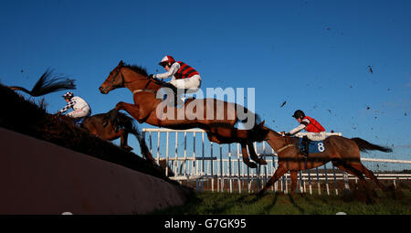 Uriah Heep guidato da Tom Bellamy nel inseguimento di handicap di proprietà di Perrott all'Ippodromo di Ludlow, Shropshire. Foto Stock