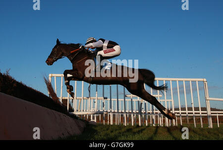 Corse di cavalli - Ippodromo di Ludlow. Oyster Shell guidato da Jake Greenall nel Perrott Properties handicap Chase all'ippodromo di Ludlow, Shropshire. Foto Stock