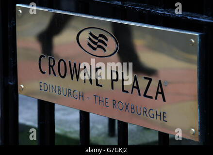 Una vista generale della targa al Crowne Plaza Edinburgh - The Roxburghe in Charlotte Square. Foto Stock