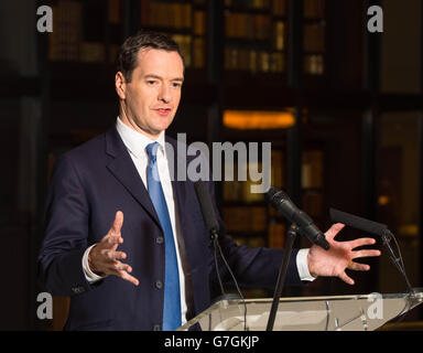 Il Cancelliere dello scacchiere George Osborne parla al lancio del Knowledge Quarter, presso la British Library nel centro di Londra. Foto Stock