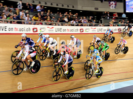 Azione della Women's Point Race durante la Coppa del mondo di ciclismo UCI Track al Lee Valley Velopark, Londra. Foto Stock