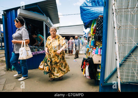 GOMEL, Bielorussia - Giugno 10, 2014: una donna non identificato è sul mercato locale Foto Stock