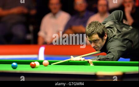 Snooker - 2014 Coral UK Championship - 13° giorno - Barbican Center. Ronnie o'Sullivan gioca un colpo durante la finale del Coral UK Championship 2014 al Barbican Center di York. Foto Stock