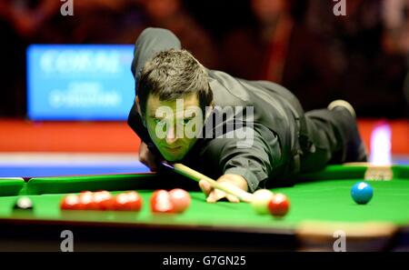 Snooker - 2014 Coral UK Championship - 13° giorno - Barbican Center. Ronnie o'Sullivan suona un colpo, durante la finale del Coral UK Championship 2014 al Barbican Center di York. Foto Stock