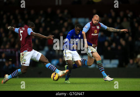 Jeff Schlupp di Leicester City (centro) e Alan Hutton di Aston Villa (destra) e Jores Okore combattono per la palla durante la partita della Barclays Premier League a Villa Park, Birmingham. Foto Stock